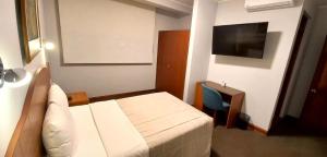 A television and/or entertainment centre at HOTEL Javier Prado Inn