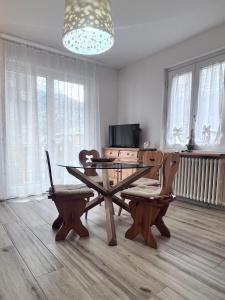 A television and/or entertainment centre at Gloria Holiday Home Bormio