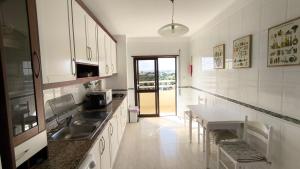 Kuchyň nebo kuchyňský kout v ubytování Mar e Serra Apartment