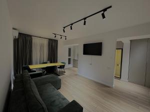 Μια τηλεόραση ή/και κέντρο ψυχαγωγίας στο AMB Residence Luxury Pipera
