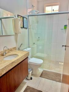 Ένα μπάνιο στο Casa Hari Veadeiros - piscina, ar condicionado e vista maravilhosa!