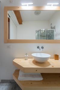A bathroom at Gloria Holiday Home Bormio Még 37 kép