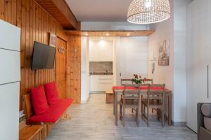 A television and/or entertainment centre at Gloria Holiday Home Bormio