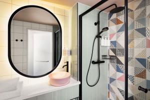 Spark by Hilton London Romford的一间浴室