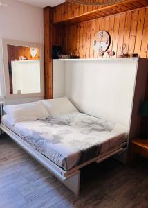 A bed or beds in a room at Gloria Holiday Home Bormio