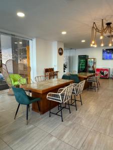 a dining room with a table and chairs at GRAND DIAMOND BEACH Tus vacaciones frente al mar in Tonsupa