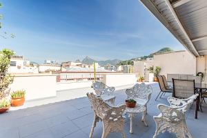 eine Terrasse mit Stühlen und einem Tisch auf dem Dach in der Unterkunft Stella Maria Cristo Redentor e Praia in Rio de Janeiro