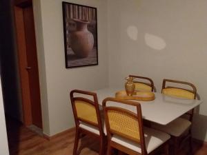 O zonă de relaxare la Apartamento compartilhado quarto com suite
