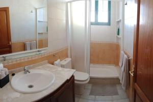 un bagno con lavandino, WC e doccia di Apartmento Ito a Playa Blanca