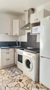 Kuchyň nebo kuchyňský kout v ubytování Appart Proche Orly