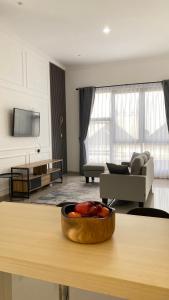una sala de estar con un bol de fruta en una mesa en Eben Haezer Villas, en Karangploso 14 fotos más