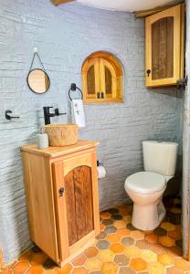 a bathroom with a toilet and a sink at De Los Angeles Glamping in Santa Sofía