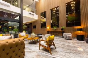 a lobby with couches and chairs in a building at Hotel Noite Business Class in León