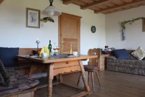 Landhaus Wildfeuer في Kirchdorf im Wald: غرفة معيشة مع طاولة خشبية وأريكة