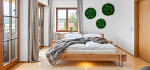 Кровать или кровати в номере SeePanorama-Deluxe-Sauna-Massage-Garten-Tranpolin-Tischkicker-Tropical-BBQ-Parken