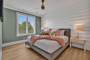 une chambre avec un grand lit et une fenêtre dans l'établissement Alto-Private Rooftop Deck-8 Mins to Broadway, à Nashville