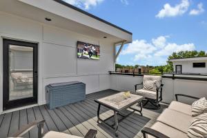 un patio avec une table et des chaises sur un balcon dans l'établissement Alto-Private Rooftop Deck-8 Mins to Broadway, à Nashville