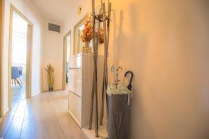 Un pasillo con dos paraguas en la pared. en APARTMANI SLAMIĆ, en Primošten