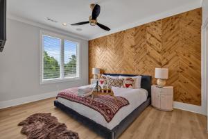 Un dormitorio con una cama y un ventilador de techo. en Bass - Private Rooftop - 8 mins to Broadway, en Nashville