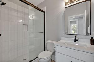 Un baño con inodoro, ducha y lavabo. en Tenor - Private Rooftop - 8 mins to Broadway, en Nashville 58 fotos más