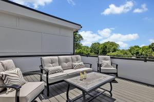 Balcón con sofá, 2 sillas y mesa en Tenor - Private Rooftop - 8 mins to Broadway, en Nashville