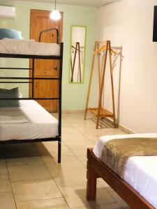 Postel nebo postele na pokoji v ubytování Hostal Síndigo