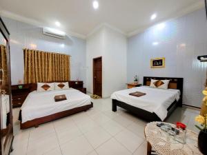 Voodi või voodid majutusasutuse Ndalem Katong Guest House Ponorogo toas