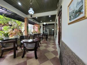 Restoran või mõni muu söögikoht majutusasutuses Ndalem Katong Guest House Ponorogo