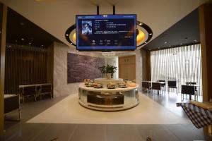een restaurant met een groot scherm in de lobby bij Jinjiang Inn Yancheng Dongtai Municipal Government in Dongtai