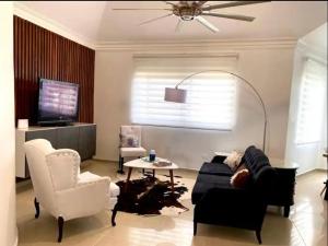 TV a/nebo společenská místnost v ubytování Moderno Y Elegante apartamento con piscina + 1 fotografie