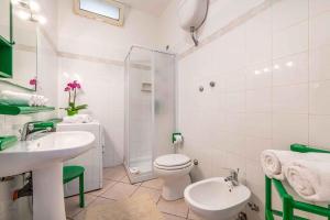 ein weißes Badezimmer mit Toilette und Waschbecken in der Unterkunft Holiday home in Cala Gonone - Nuoro (Provinz) 22967 in Cala Gonone