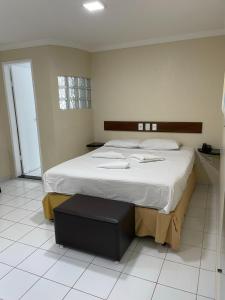 une chambre avec un grand lit dans une pièce dans l'établissement Hotel Piramide St. Antonio de Jesus, à Santo Antônio de Jesus