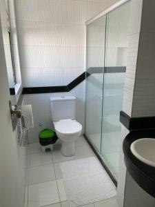 une salle de bain avec toilettes et douche en verre dans l'établissement Hotel Piramide St. Antonio de Jesus, à Santo Antônio de Jesus 35 autres photos
