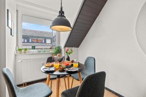 una sala da pranzo con un tavolo con del cibo sopra di BLICKFANG - zentrale Ferienwohnung im Herzen von Friedrichshafen a Friedrichshafen