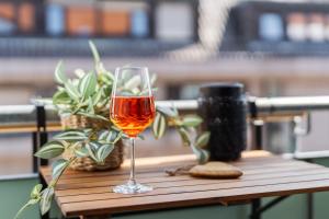 un bicchiere di vino seduto sopra un tavolo di BLICKFANG - zentrale Ferienwohnung im Herzen von Friedrichshafen a Friedrichshafen Altre 7 foto