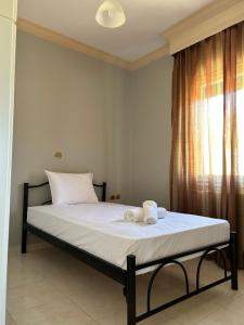 En eller flere senge i et værelse på Nikis Rose Garden Lxs