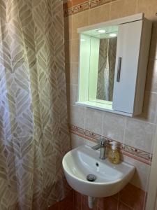 Et badeværelse på Nikis Rose Garden Lxs + 3 billeder