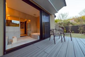 Balkon oz. terasa v nastanitvi 小塩の灯り 石垣の別荘
