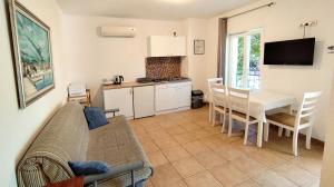 Kuchyň nebo kuchyňský kout v ubytování Apartments Marino