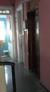 een lege gang van een gebouw met een deur en een gang bij Ufuk Hotel in Sao Paulo