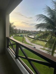 d'un balcon avec vue sur un palmier. dans l'établissement Apartamento em Aquaville Resort, à Aquiraz