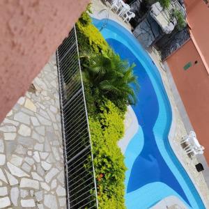 an overhead view of a swimming pool next to a building at Pousada 4Estações- Caldas Novas in Caldas Novas