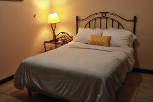 Postel nebo postele na pokoji v ubytování Nesthost Stay Hotel