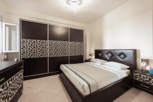 Ένα ή περισσότερα κρεβάτια σε δωμάτιο στο Spectacular Sea Views, Beach Apartment in Vlore