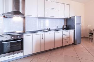 Η κουζίνα ή μικρή κουζίνα στο Spectacular Sea Views, Beach Apartment in Vlore