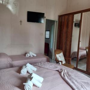 a room with two beds with folded towels on them at Casa vacanza 'A casa dei Nonni 1' in Belpasso +2 photos