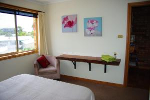 バーマグイにある3-6 Marina Townhouseのベッドと机と椅子のある寝室