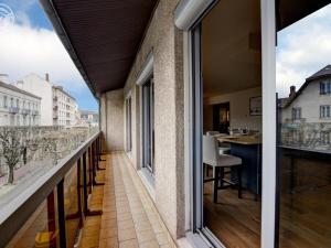 Balkón alebo terasa v ubytovaní Appartement Moderne avec Balcon, Parking Privé et Espace Bien-Être à Saint-Chamond - FR-1-496-269