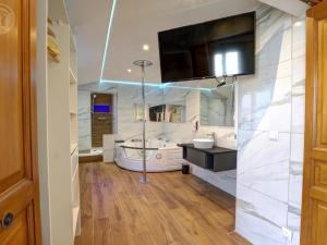Posedenie v ubytovaní Appartement Moderne avec Balcon, Parking Privé et Espace Bien-Être à Saint-Chamond - FR-1-496-269