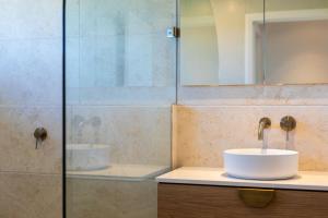 een badkamer met een wastafel en een douche bij 35 Scenic Drive in Bermagui +18 foto's